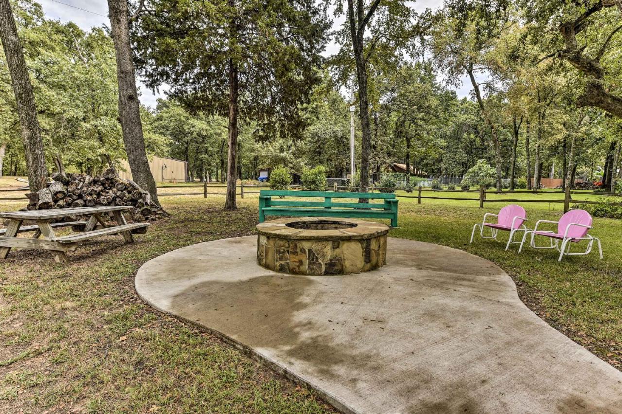 Kingston House With Fire Pit, Short Walk To Lake! Buitenkant foto